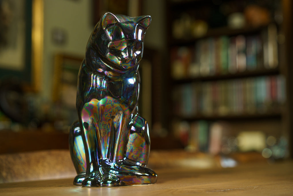 Neko Urna per Ceneri Animali - Nero Arcobaleno | Ceramica | Artigianale