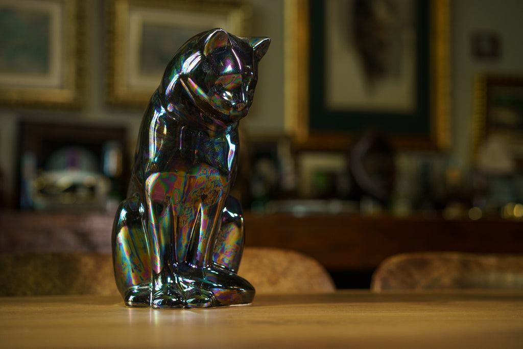 Neko Urna per Ceneri Animali - Nero Arcobaleno | Ceramica | Artigianale