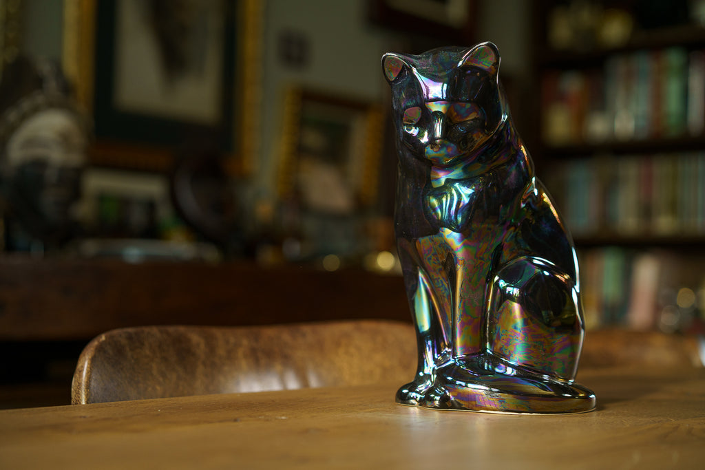 Neko Urna per Ceneri Animali - Nero Arcobaleno | Ceramica | Artigianale